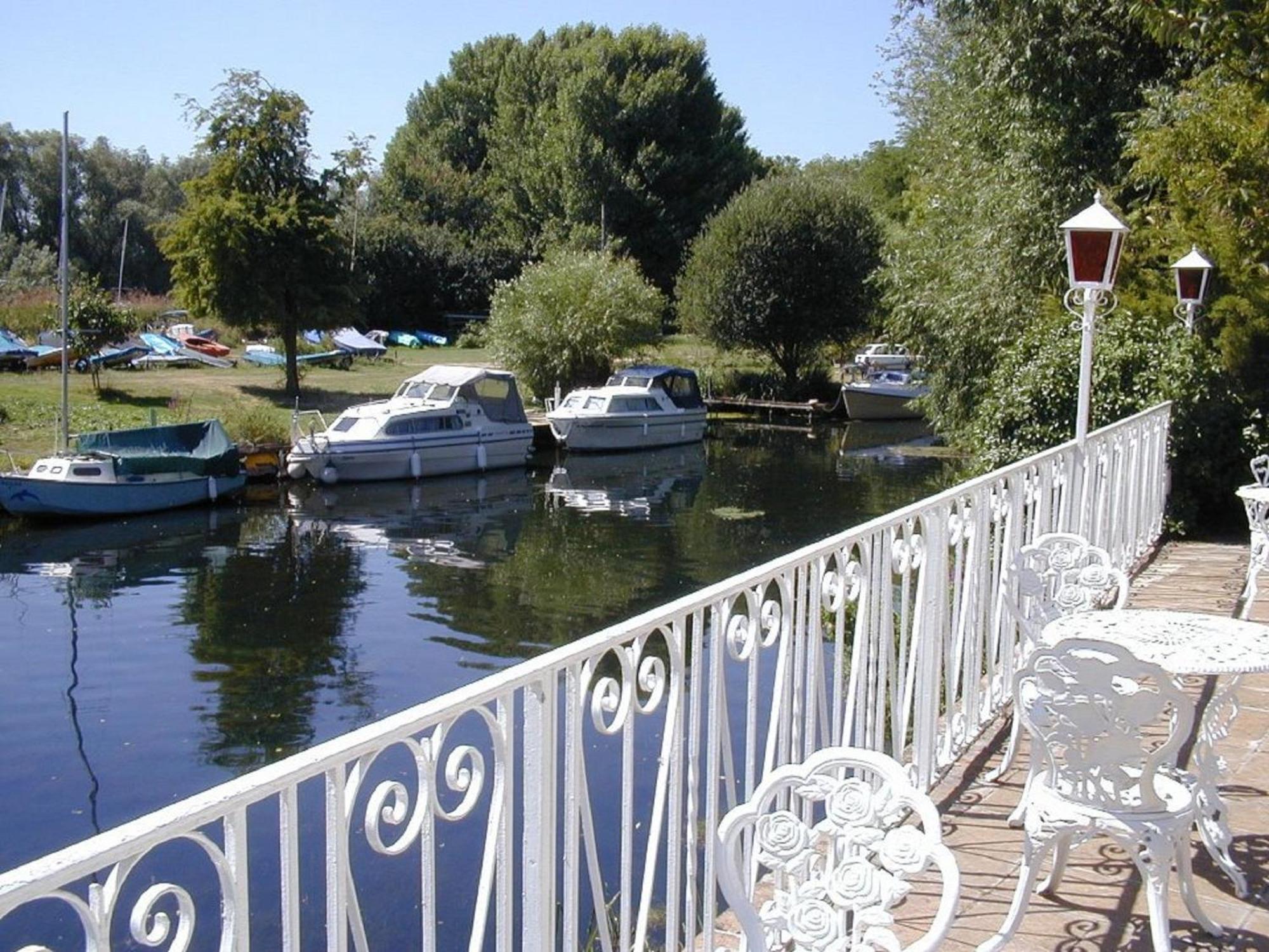 Warren Lodge Shepperton Exterior foto