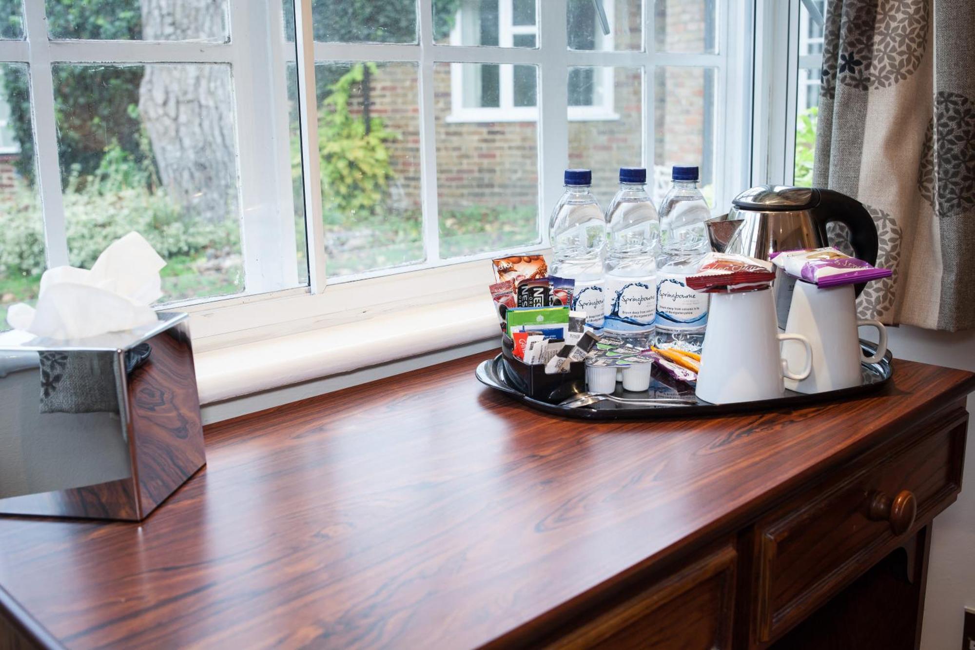 Warren Lodge Shepperton Habitación foto